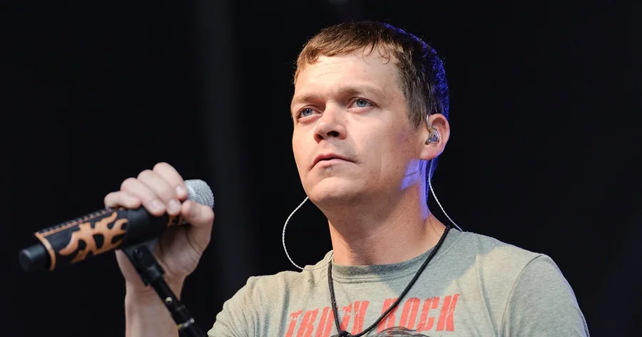 Brad Arnold, k&euml;ng&euml;tari kryesor i &ldquo;3 Doors Down&rdquo;,