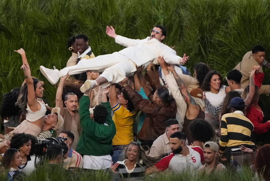 Bad Bunny n&euml; Super Bowl: veshja q&euml; duket high fashion, por