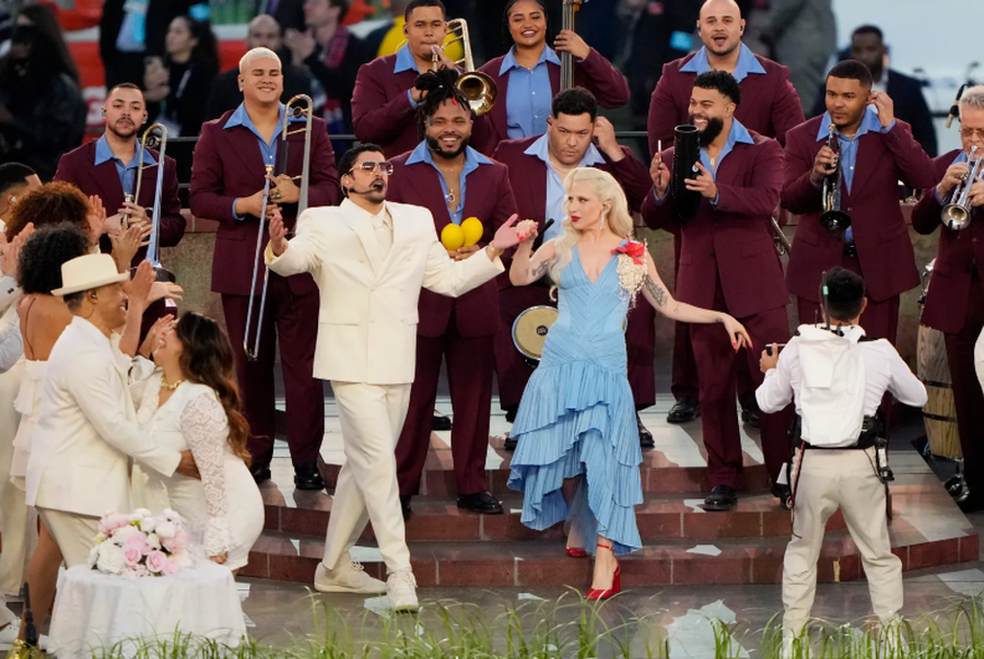 Bad Bunny n&euml; Super Bowl: veshja q&euml; duket high fashion, por