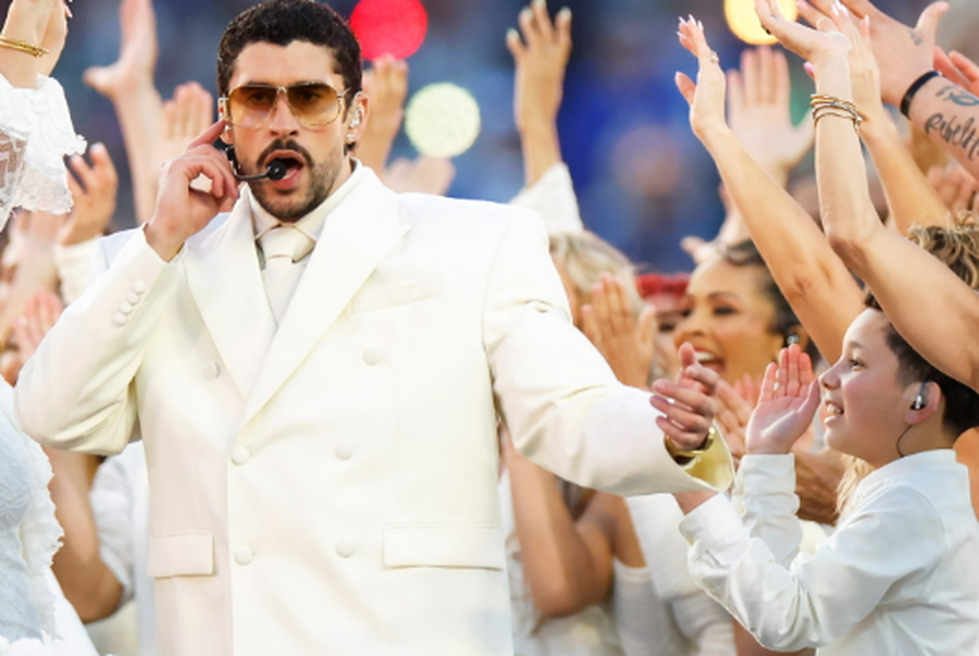 Bad Bunny n&euml; Super Bowl: veshja q&euml; duket high fashion, por