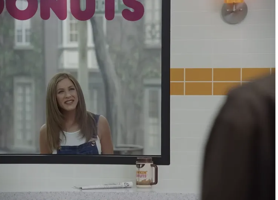 Rachel, ti je? Jennifer Aniston rikthen look-un e saj m&euml; ikonik nga vitet