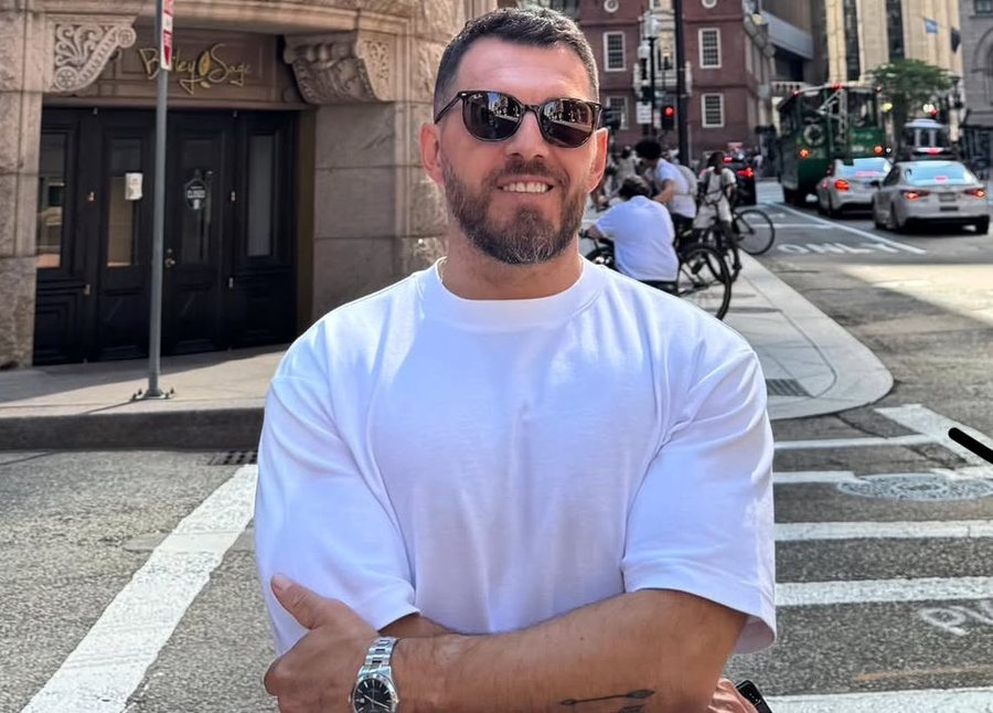 Mjaft me m&euml;nyrat e vjetra? Blendi Salaj rr&euml;fen episodin me bank&euml;n