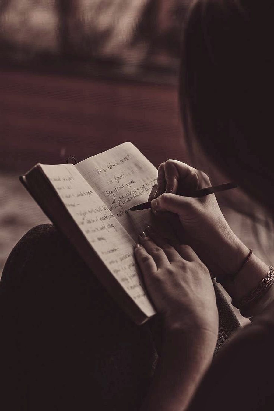 Personat q&euml; ende mbajn&euml; sh&euml;nime (me dor&euml;) kan&euml;