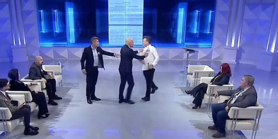 P&euml;rplaset fizikisht Berat Buzhala me Albatros Rexhajn