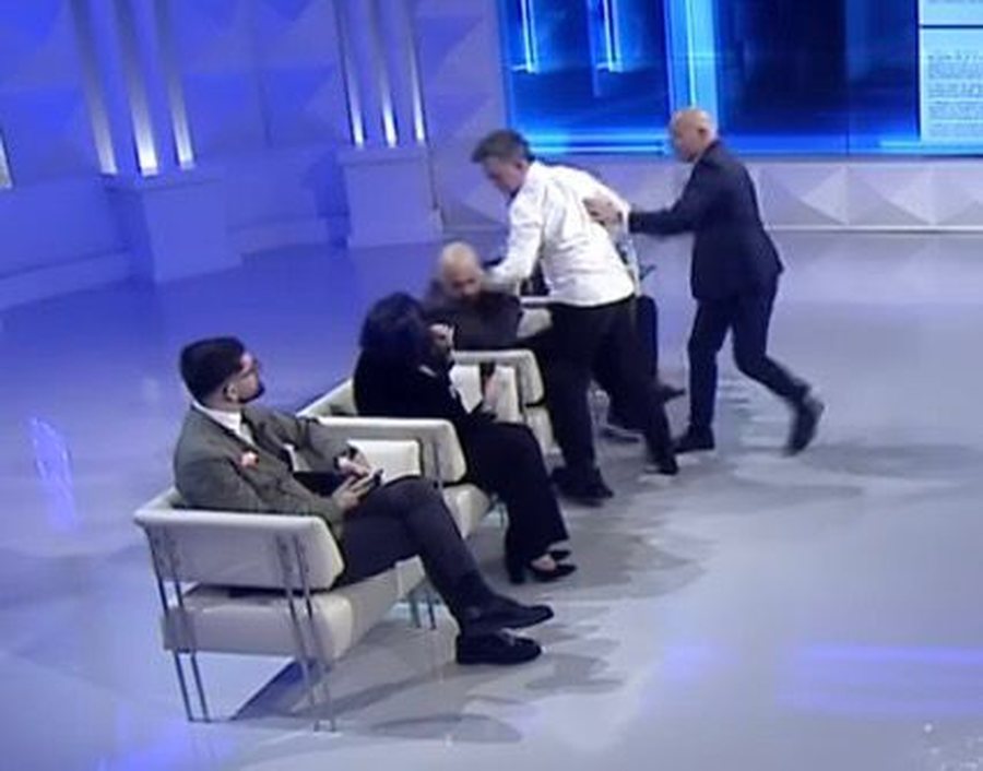 P&euml;rplaset fizikisht Berat Buzhala me Albatros Rexhajn