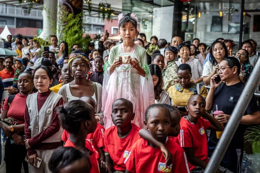 P&euml;rmes fotove: Bota n&euml; nj&euml; jav&euml;