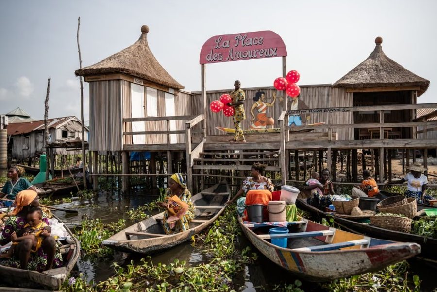 P&euml;rmes fotove: Bota n&euml; nj&euml; jav&euml;