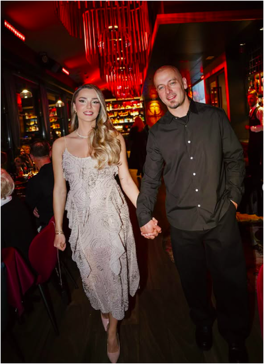 Adrian Gaxha prezanton partneren dhe zbulon se jan&euml; n&euml; pritje t&euml;