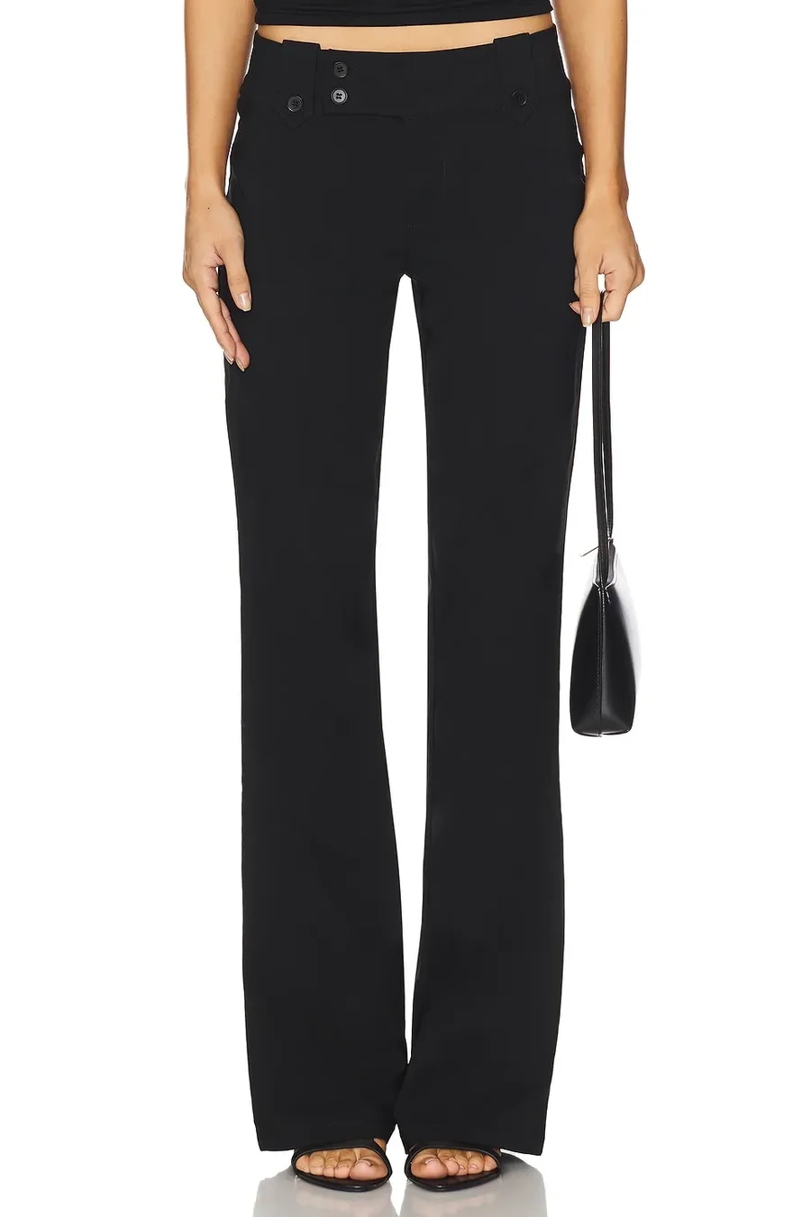 Këto janë pantallonat "e vjetruara" që po vishen