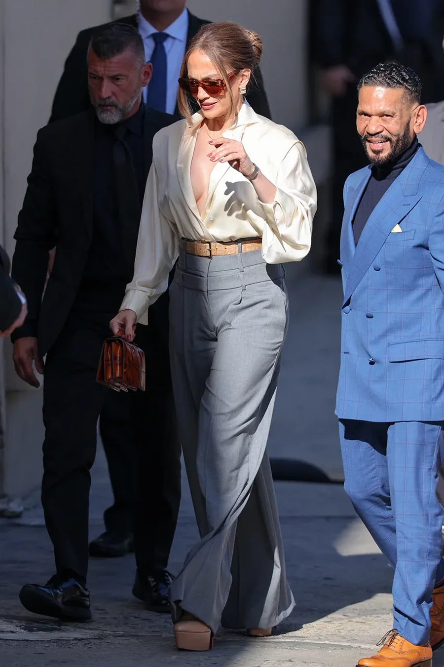 Nëse do të dukesh e pasur, një këmishë si kjo e J.Lo do