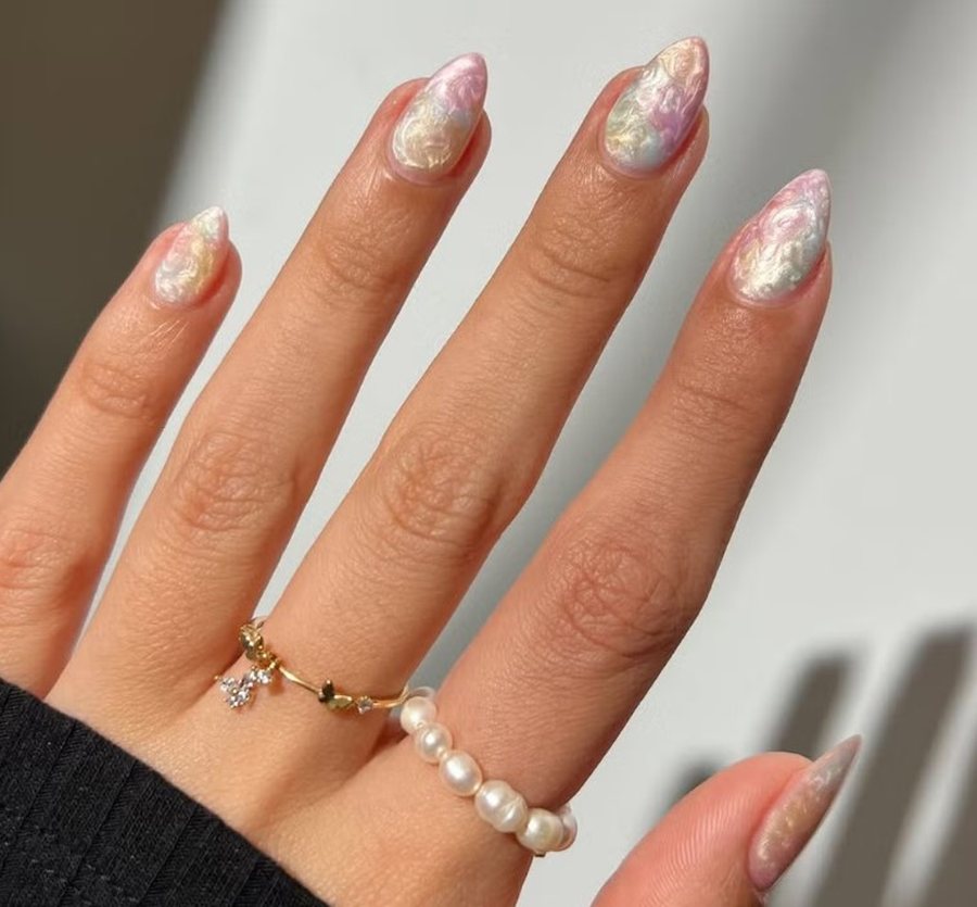 Si bizhu plazhi për majat e gishtave! “Pearl Nails” janë