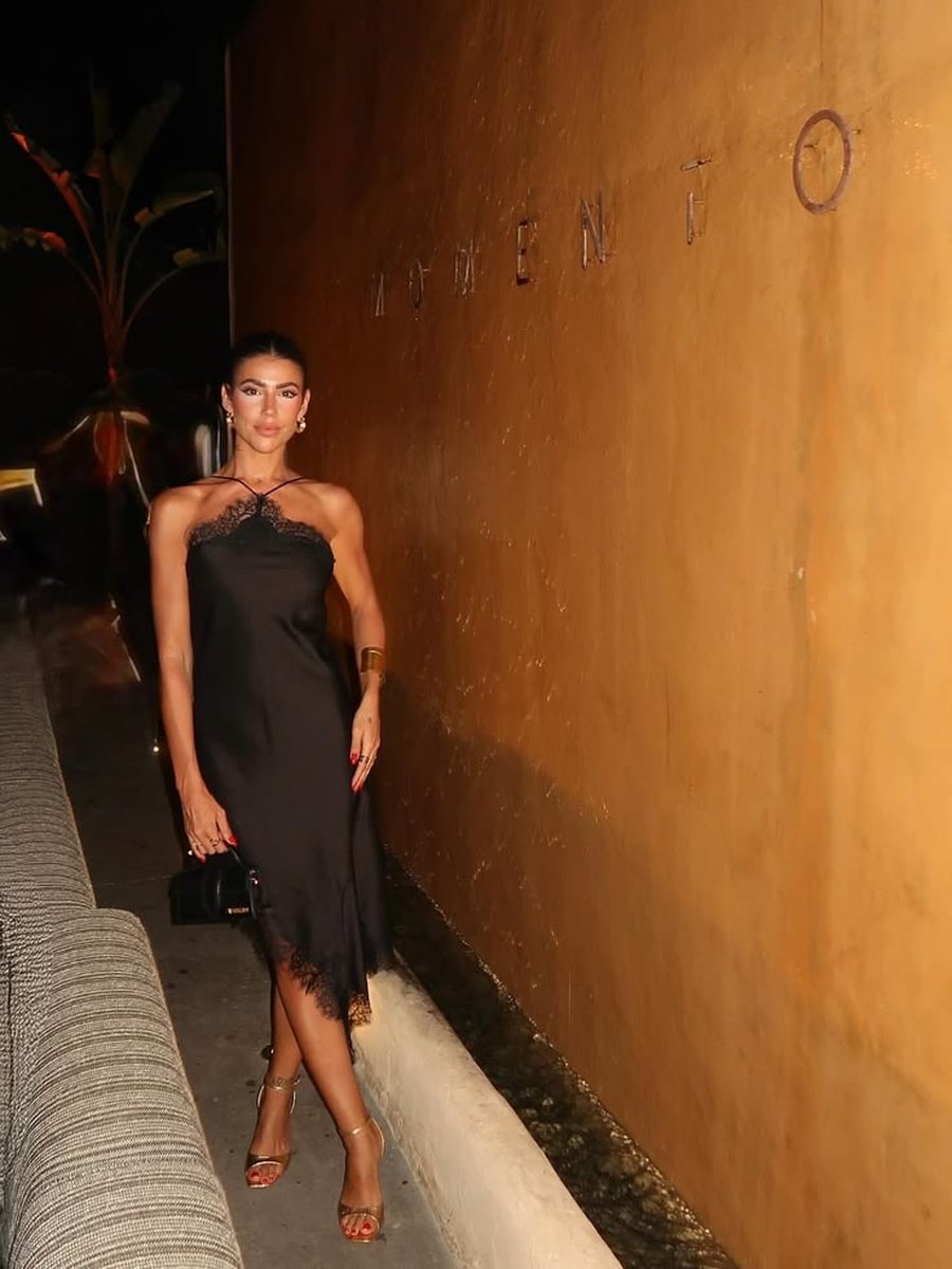 Ky &euml;sht&euml; fustani elegant q&euml; po l&euml; n&euml; hije &ccedil;do