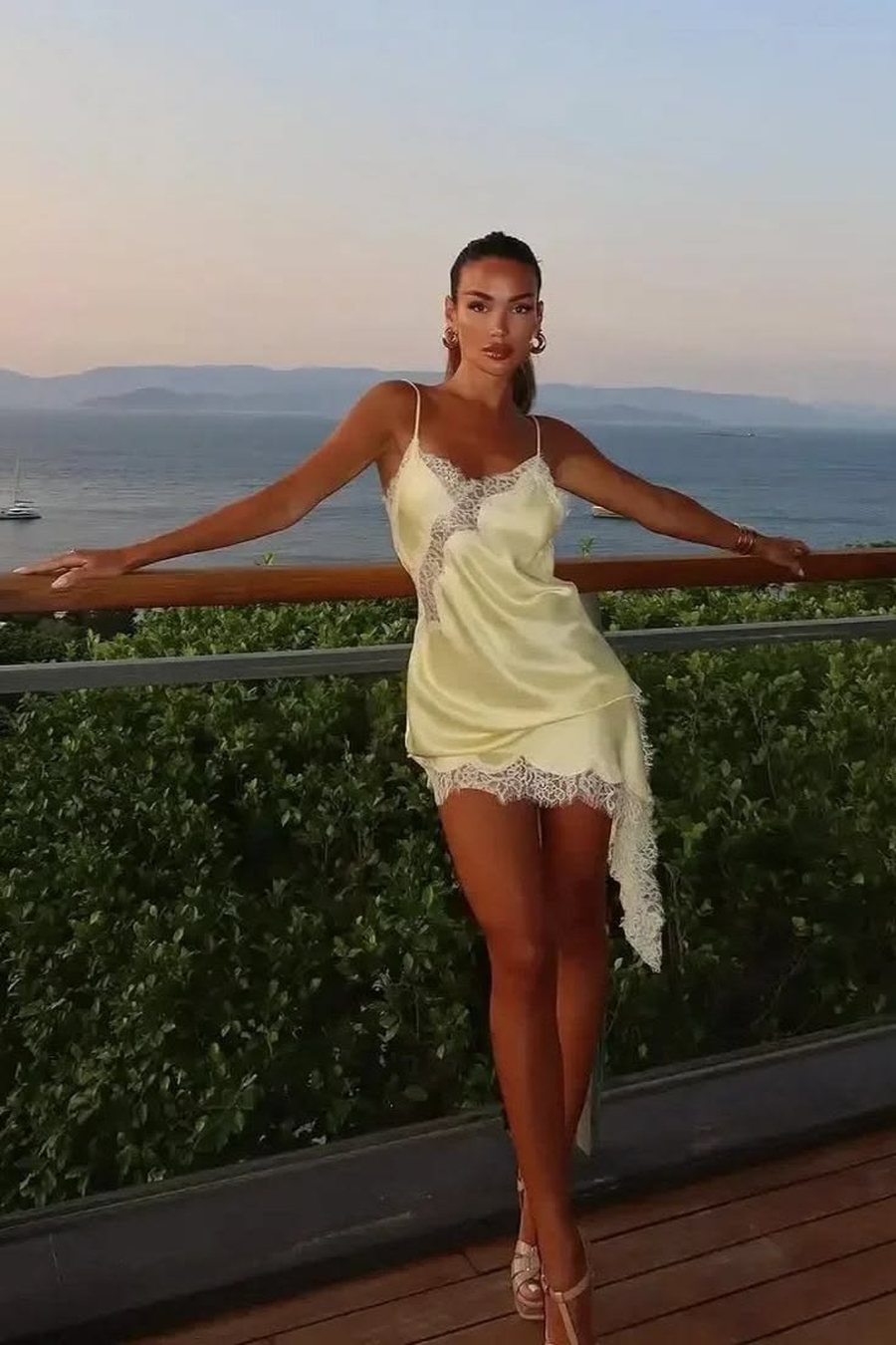 Ky &euml;sht&euml; fustani elegant q&euml; po l&euml; n&euml; hije &ccedil;do