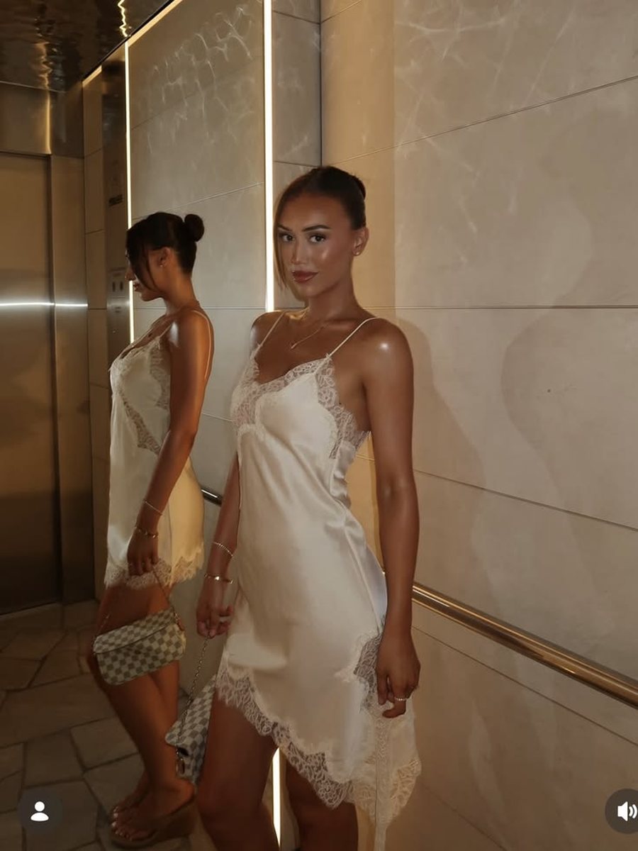 Ky &euml;sht&euml; fustani elegant q&euml; po l&euml; n&euml; hije &ccedil;do