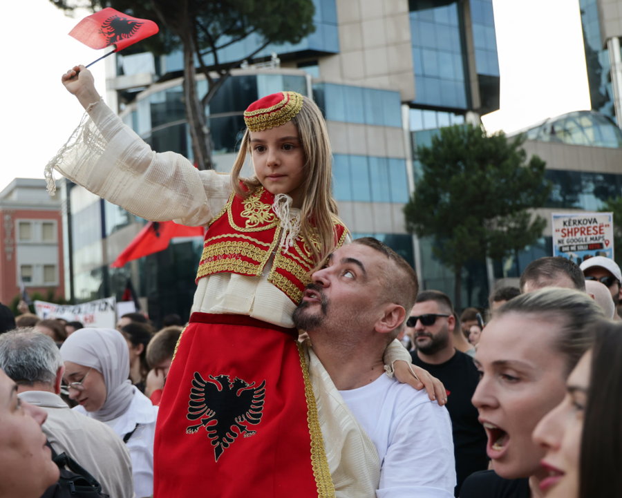 Lea Ypi: "Shihni protestat q&euml; Jared Kushner ka nxitur n&euml;
