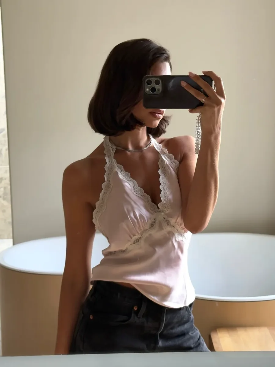 7 bluzat që gratë elegante europiane po i kombinojnë me xhinset