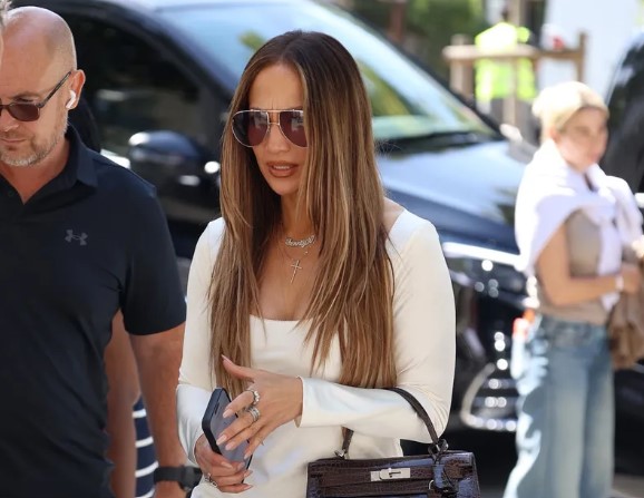 J. Lo tregoi se kjo ngjyrë këpucësh duket shumë më