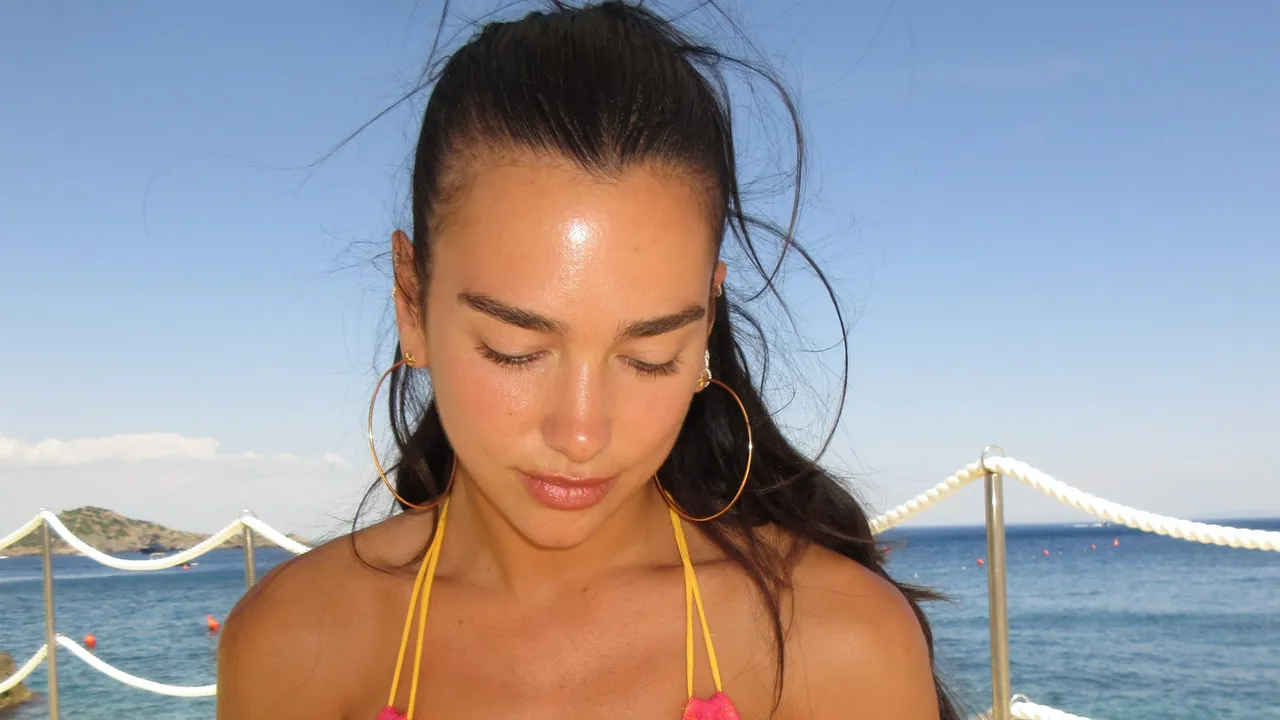 Dua Lipa e nisi: Ky trend bikinish i frymëzuar nga të brendshmet do