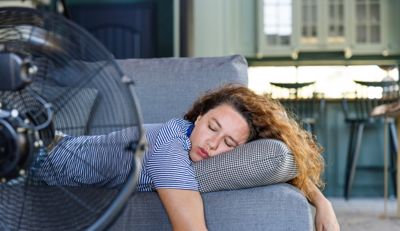 Flini me ventilator ndezur? Mjekët shpjegojnë efektet anësore