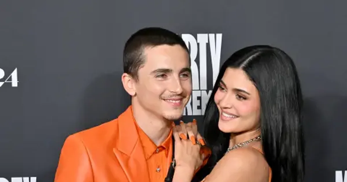 mesazhi-i-fshehte-pas-veshjeve-portokalli-te-kylie-jenner-dhe-timothée-chalamet