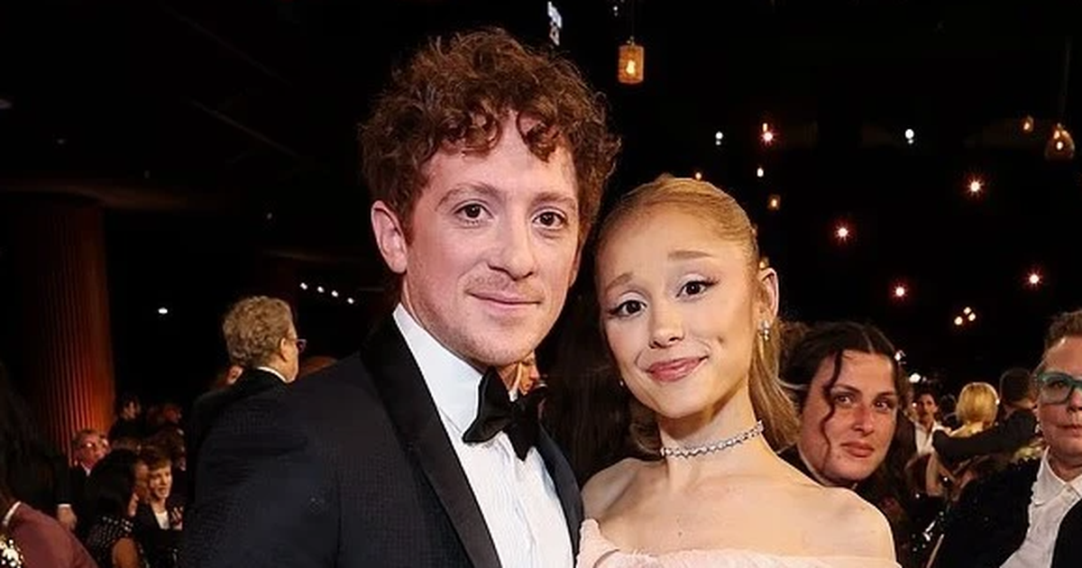 ariana-grande-dhe-ethan-slater-i-japin-fund-lidhjes-3-vjecare
