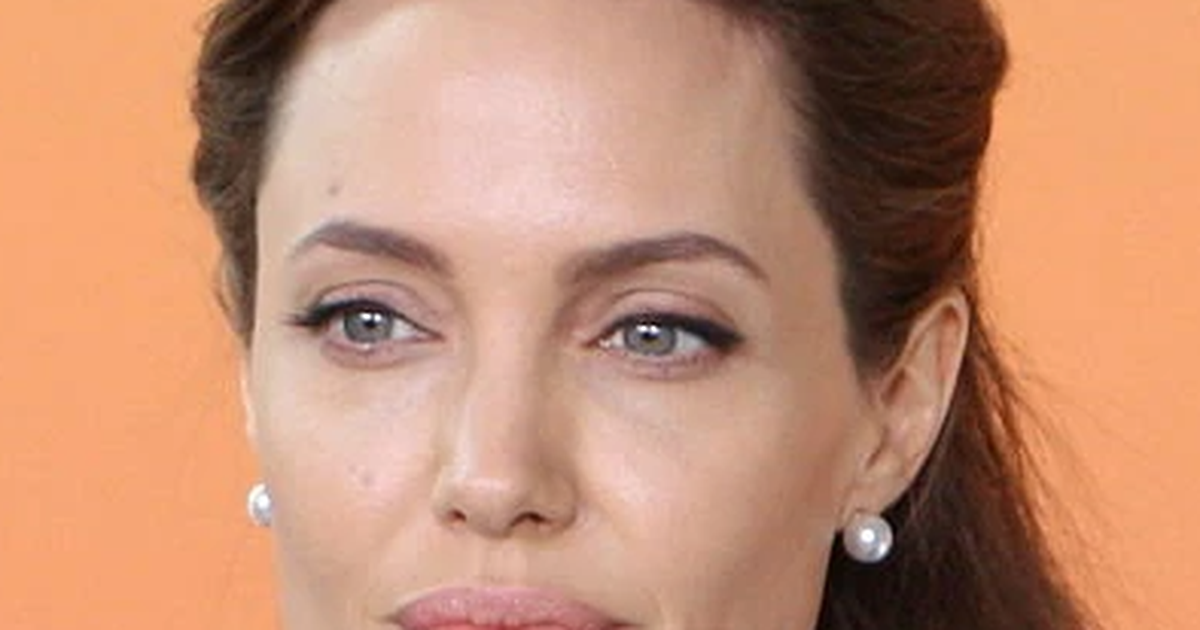 angelina-jolie-flet-per-divorcin-me-brad-pitt-tani-jam-me-e-forte-se-kurre