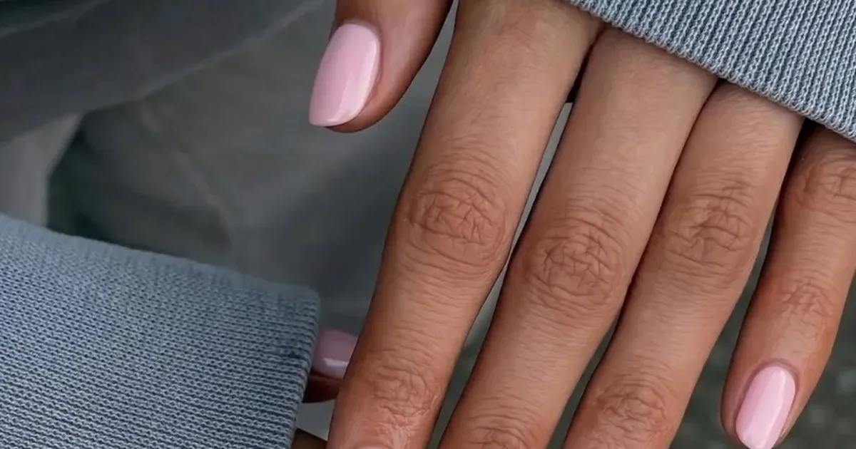  Strawberry Milkshake Nails   manikyri i verës 2026 i frymëzuar nga milkshake u me luleshtrydhe