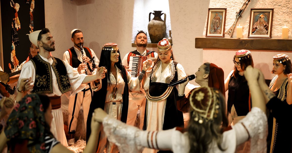 veshur-me-tradite-eleganca-e-kostumeve-shqiptare-qe-do-te-sjell-freskine-gjate-te-nxehtit-te-veres