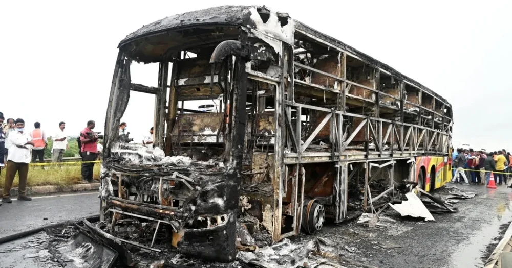 PAMJE TË RËNDA! Autobusi shpërthen në flakë pas
