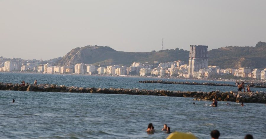 E r&euml;nd&euml; n&euml; Lezh&euml;! Mbyten vajza t&euml; mitura n&euml;