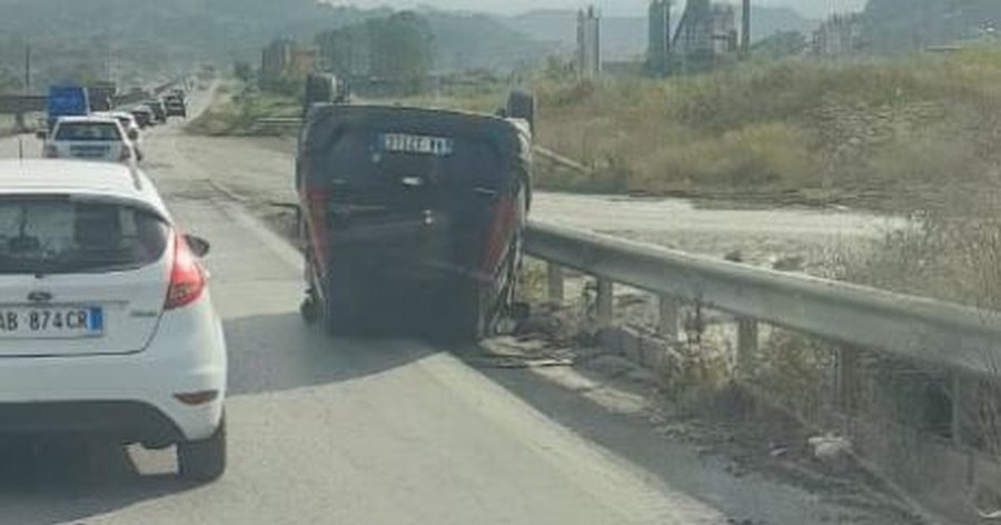 Aksident në autostradën Durrës-Tiranë, makina humb