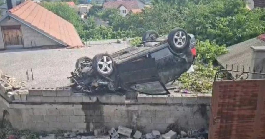 Makina del nga rruga dhe p&euml;rplaset me murin e nj&euml; sht&euml;pie,