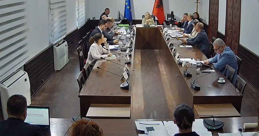 "Lëre aman"/ Erion Braçe përplaset me zv.Ministren e