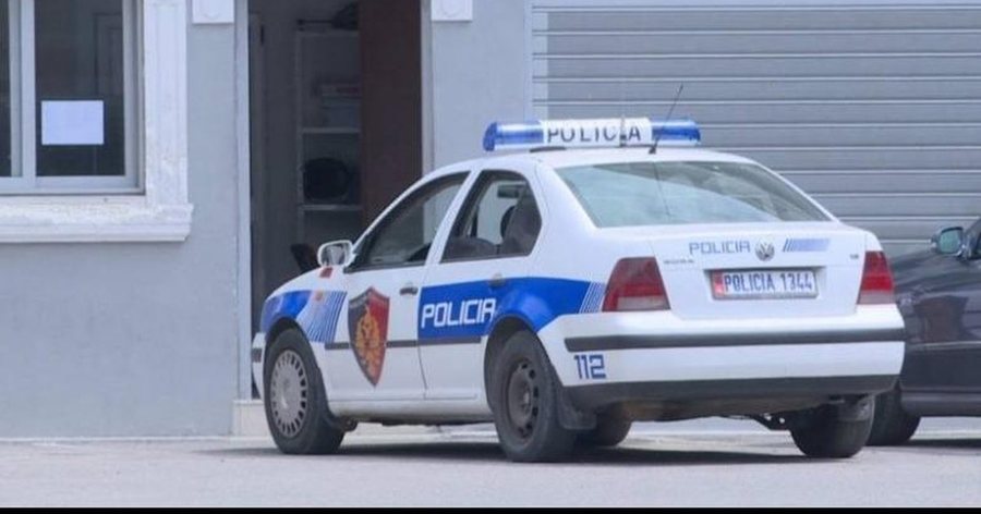 E r&euml;nd&euml;/ V&euml;llai me ndihm&euml;n e xhaxhait dhunon motr&euml;n se