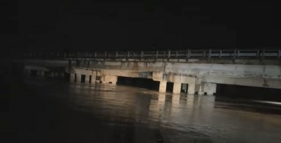 Reshjet e dendura t&euml; shiut, lumi Vjosa del nga shtrati. Evakuohen