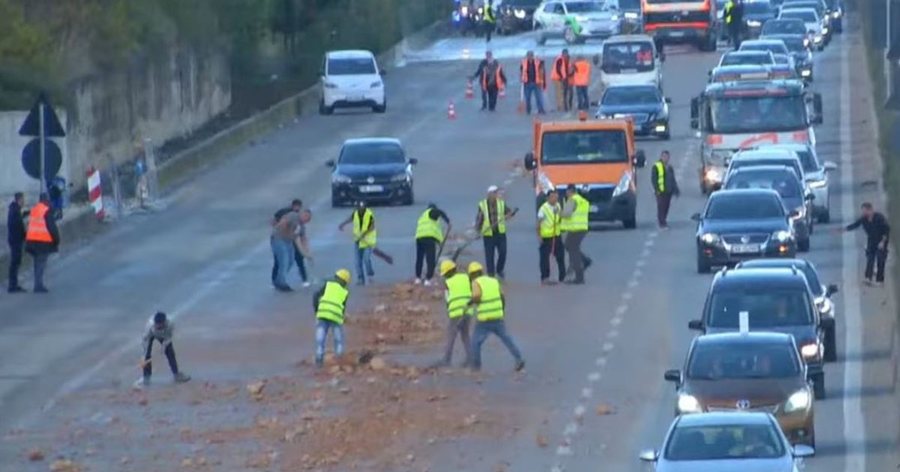 Bllokoi autostradën Tiranë-Elbasan me inertet që la në mes
