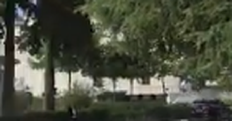Tensione para parlamentit/  Protestuesit q&euml;llojn&euml; me miell e vez&euml;