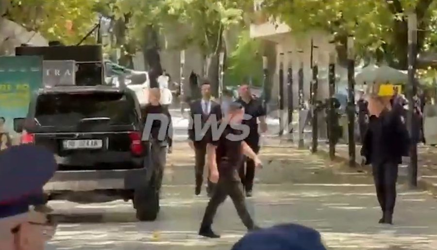 VIDEO/ Protestuesit &ldquo;bresh&euml;ri&rdquo; me vez&euml; n&euml; drejtim