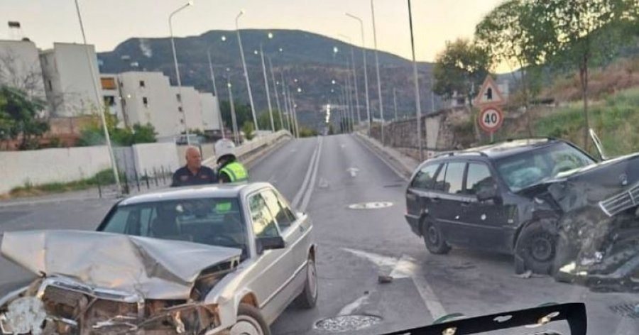 Aksident në Elbasan, makinat përplasen &#039;kokë më