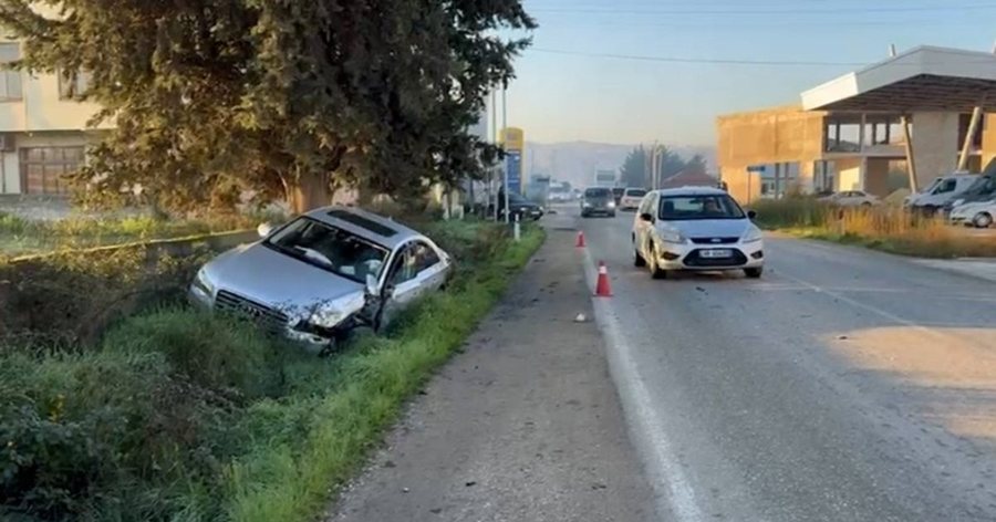 Aksident në aksin Fier-Levan! Autobusi përplaset me "Audin",