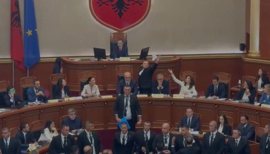Debatet në Kuvend/ Opozita godet me librin e Kushtetutës-Ramën