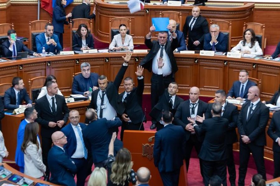 Kaosi në Kuvend, socialistët kërkojnë përjashtimin e