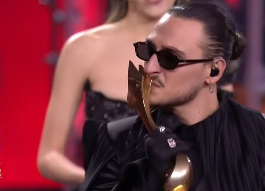 Alis Kalla&ccedil;i shpallet fituesi i Festivalit t&euml; 64 t&euml;