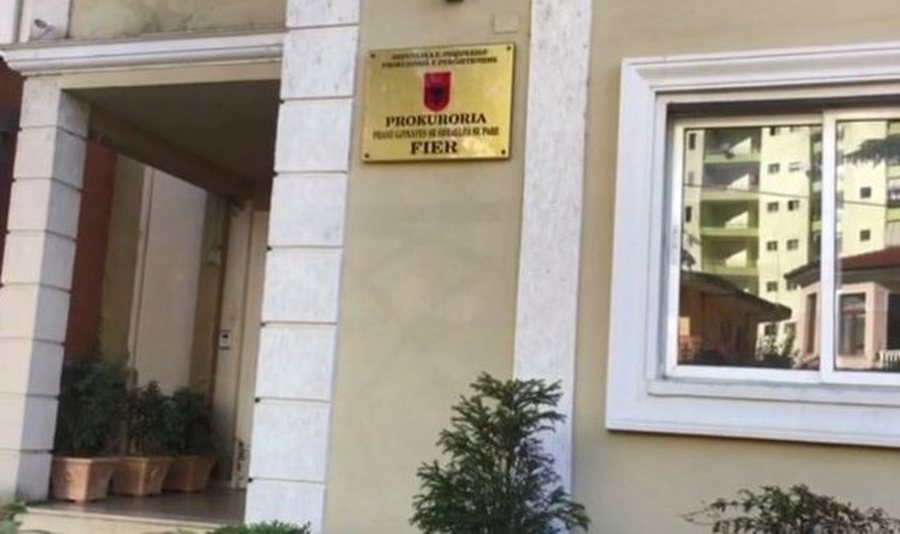 EMRI/ Hiqej si avokate për të përfituar nga gjyqtarët,