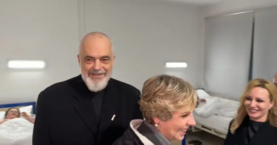 &ldquo;Si ju duket sh&euml;rbimi&rdquo;/ Rama batuta me pacient&euml;t te