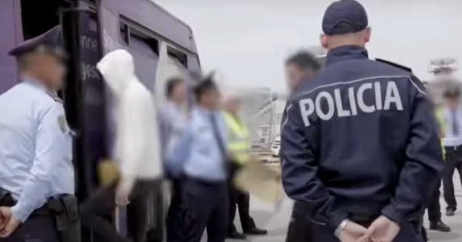 Anglia “mesazh” shqiptarëve, pamjet e brendshme nga