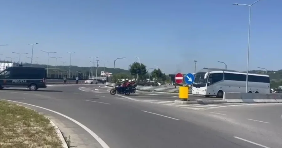Nën masa të rrepta sigurie, policia shoqëron ekipin e futbollit