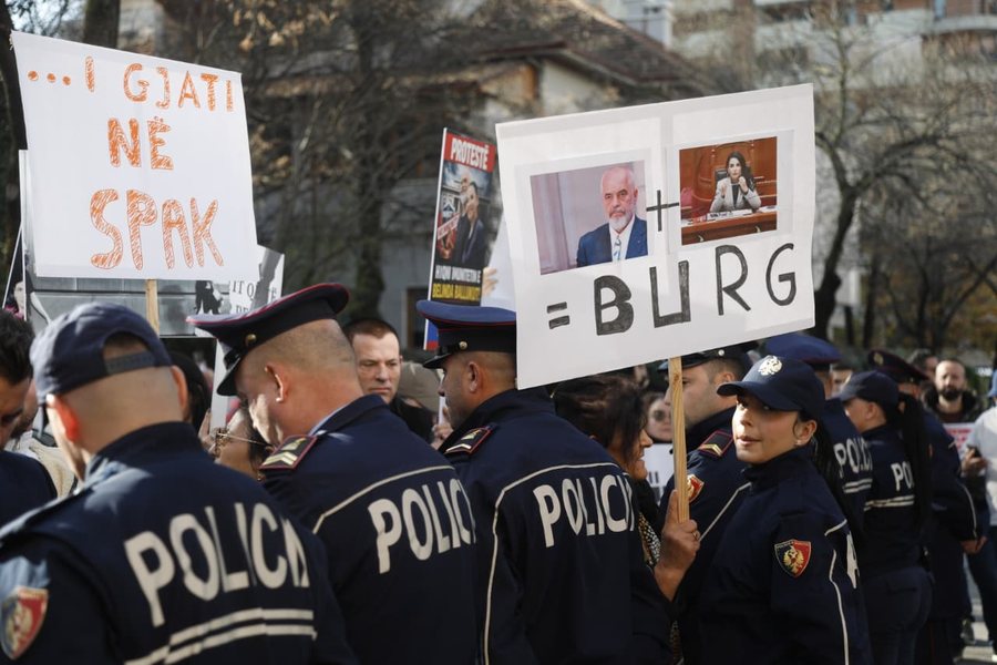 &ldquo;Dor&euml;zoni Belind&euml;n!&rdquo;/ Me foto t&euml; Ram&euml;s dhe