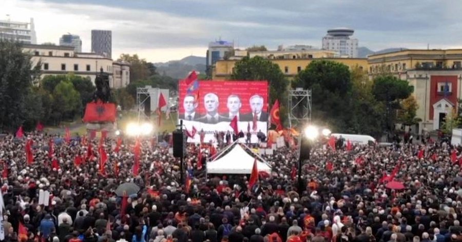 Protesta për UÇK në Tiranë, mbyllet tubimi në sheshin