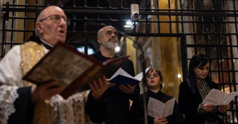 Vizita e Ram&euml;s n&euml; Vatikan/ Lutja e Kryeministrit n&euml;